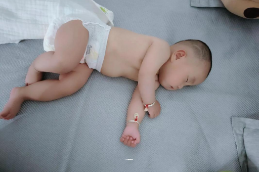 代怀包生男孩医院宝宝积食发烧怎么处理